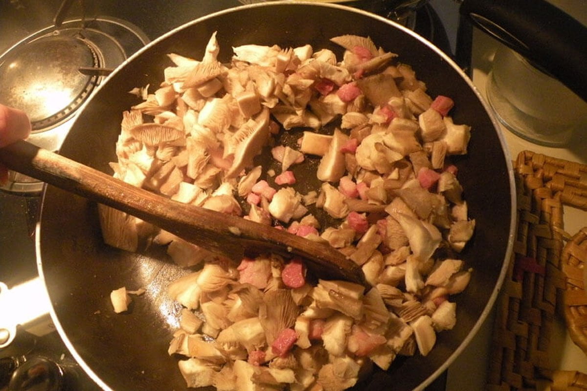 pasta-con-vellutata-di-zucca-funghi-e-pancetta-005